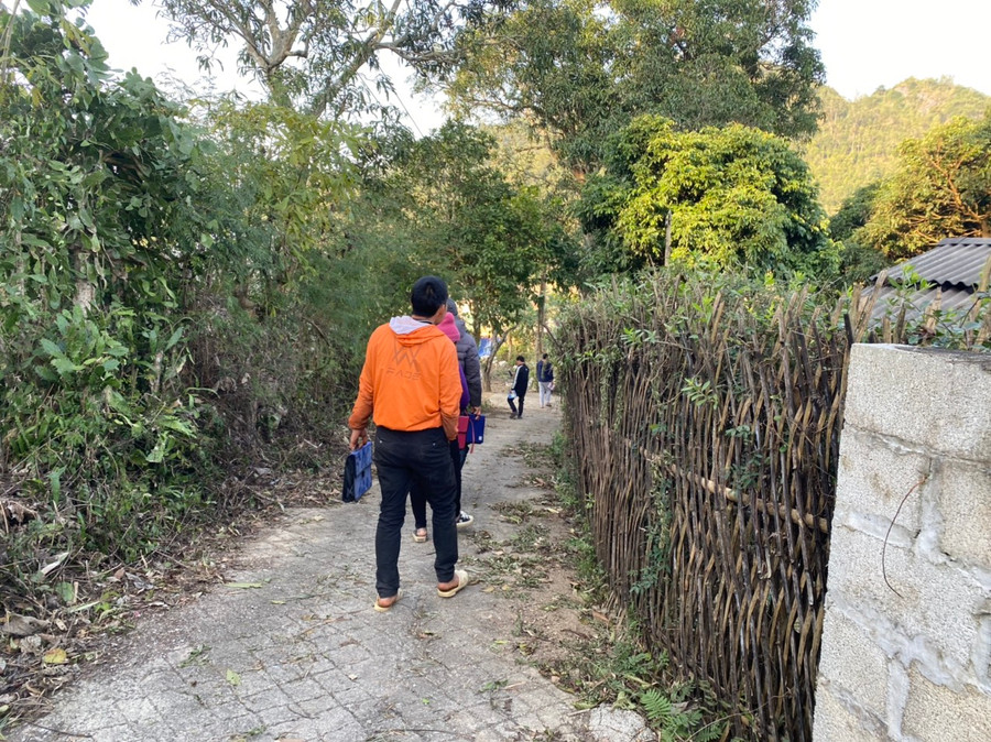 Sau mỗi giờ tan học của học viên tham gia lớp xoá mù chữ ở xã An Sơn, huyện Văn Quan, Lạng Sơn. Ảnh Ngô Chuyên.