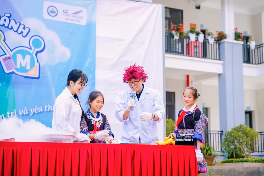 Đây là cơ hội để học sinh Trường PTDTBT Liên cấp Dế Xu Phình được tiếp cận với công nghệ.