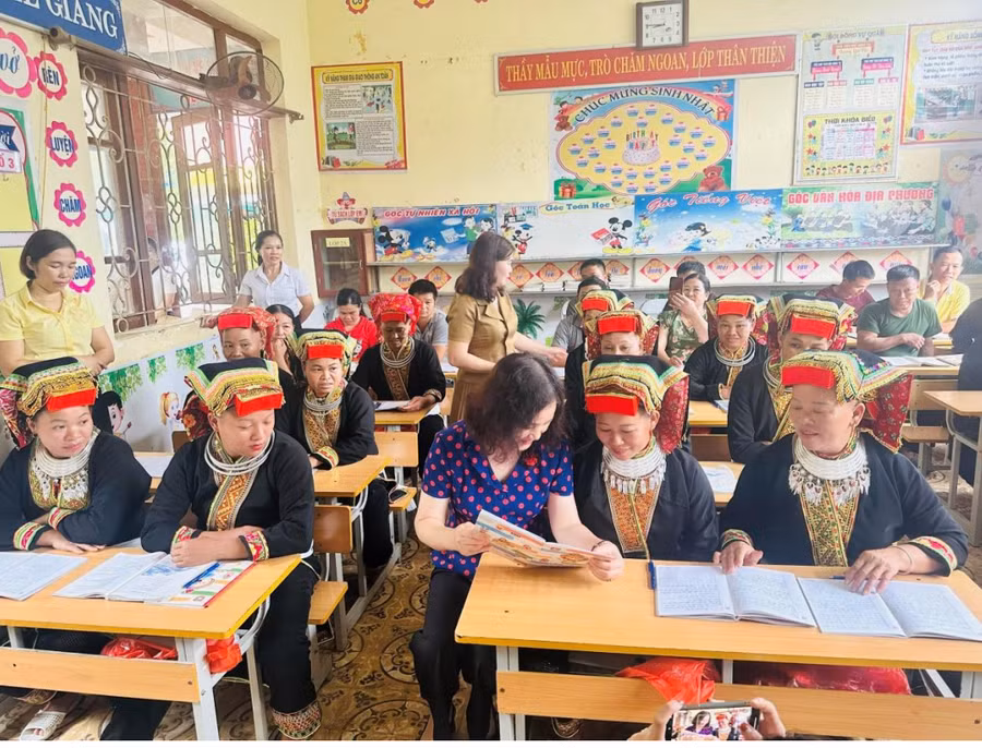 Bà Phan Mỹ Hạnh – Phó giám đốc Sở GD&ĐT Lạng Sơn đến động viên các học viên lớp xoá mù chữ. Ảnh NVCC.