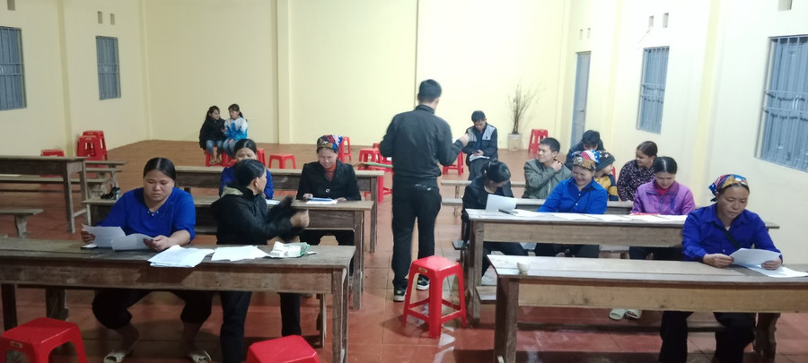 Lớp học xoá mù chữ được tổ chức linh động thời gian. Ảnh NVCC.