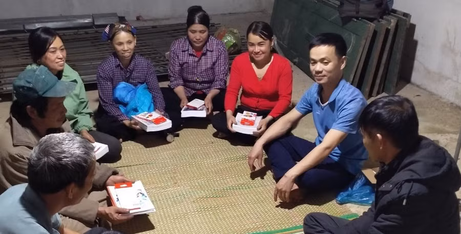  Giáo viên Trường Phổ thông dân tộc Bán trú Tiểu học Thiện Hòa đi vận học viên tham gia lớp xoá mù. Ảnh NTCC.