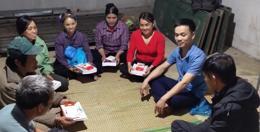  Giáo viên Trường Phổ thông dân tộc Bán trú Tiểu học Thiện Hòa đi vận học viên tham gia lớp xoá mù. Ảnh NTCC.