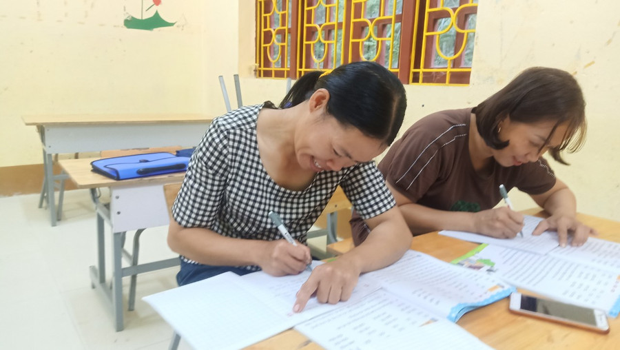 Học viên tham gia lớp xoá mù chữ ở Trường Tiểu học Lương Năng. Ảnh NT.