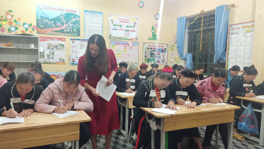 Cô Yến Nga hướng dẫn học viên học bài. Ảnh NVCC. Cô Yến Nga hướng dẫn học viên học bài. Ảnh NVCC.