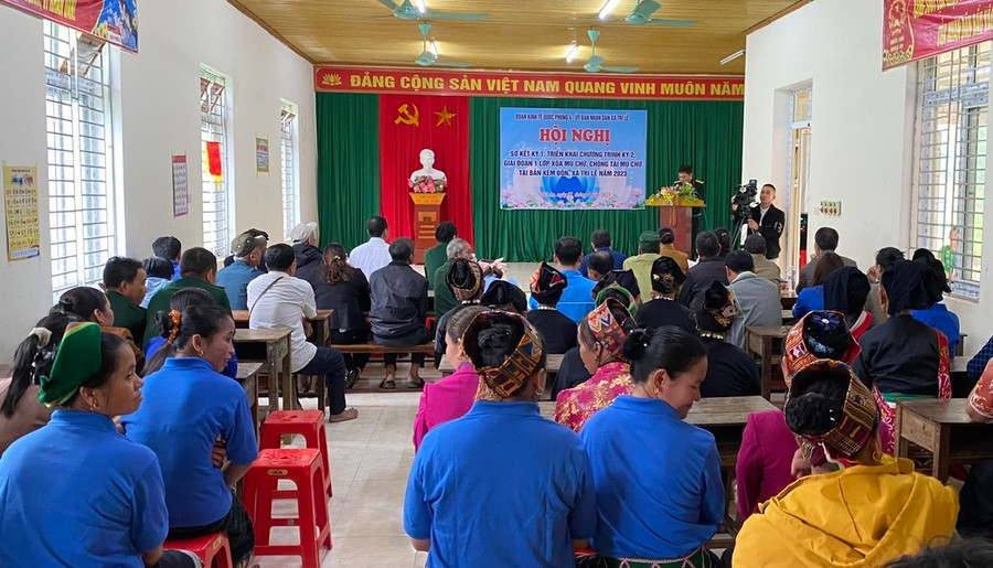 Học viên tham gia lớp xoá mù chữ ở huyện Quế Phong, Nghệ An. Ảnh NVCC.