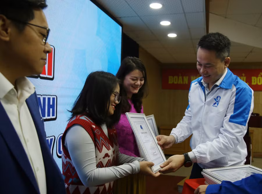 Anh Nguyễn Kim Quy, Ủy viên BTV Trung ương Đoàn, Phó Chủ tịch Thường trực Trung ương Hội LHTN Việt Nam trao giấy chứng nhận cho tác giả Ngô Chuyên - Báo Giáo dục và Thời đại.