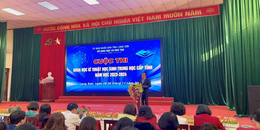 Ông Hoàng Quốc Tuấn, Giám đốc Sở GD&amp;ĐT Lạng Sơn phát biểu.