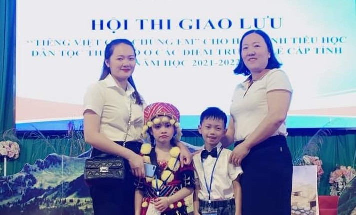 Cô Lâm Thị Thu (bên phải ngoài cùng), giáo viên Trường Phổ thông dân tộc Bán trú Tiểu học Thiện Hòa cùng học trò của mình. Ảnh NVCC. Cô Lâm Thị Thu (bên phải ngoài cùng), giáo viên Trường Phổ thông dân tộc Bán trú Tiểu học Thiện Hòa cùng học trò của mình. Ảnh NVCC.
