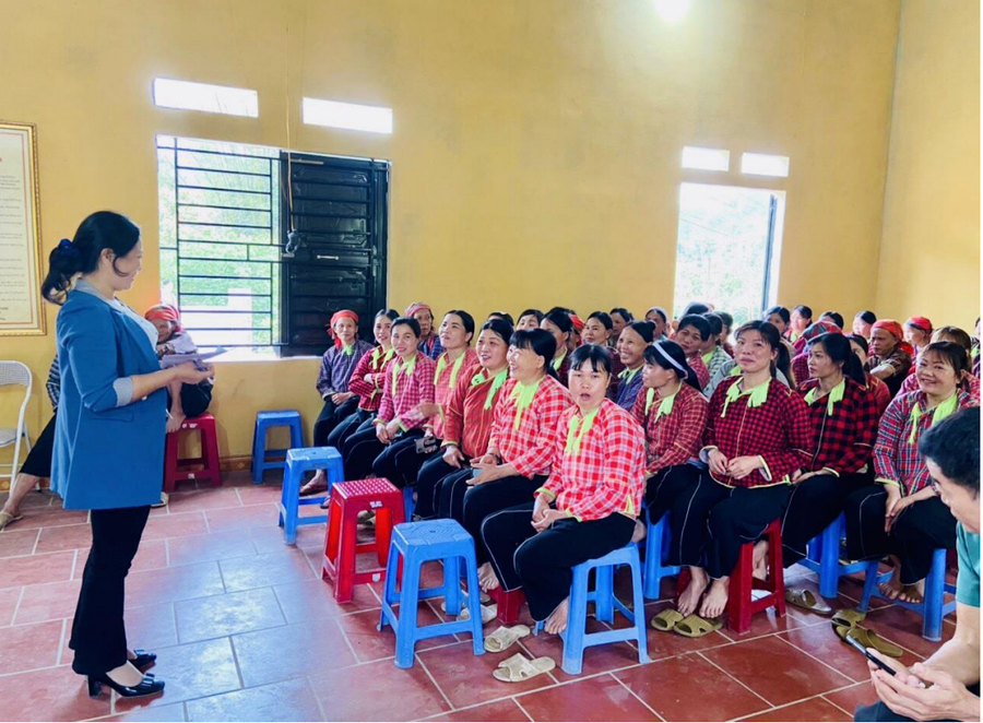 Học viên tham gia lớp xoá mù chữ. Ảnh NVCC.