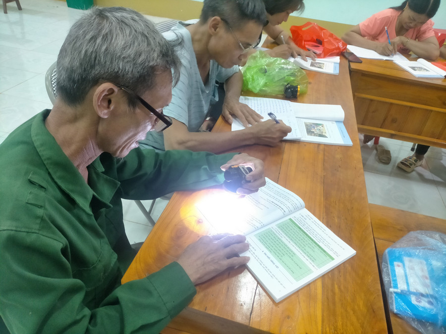 Học viên tham gia lớp xoá mù chữ từ 15 đến 60 tuổi. Ảnh NVCC.