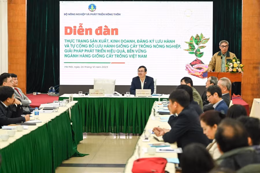 Quanh cảnh diễn đàn.