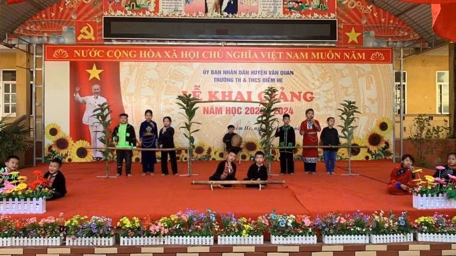 Học sinh Trường TH & THCS Điềm He biểu diễn văn nghệ trong lễ khai giảng. Ảnh NTCC.
