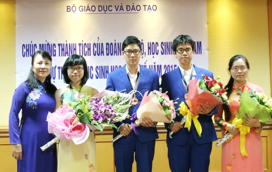 Thứ trưởng Bộ GD&ĐT ra sân bay đón đoàn Việt Nam dự Olympic Sinh học quốc tế 2015