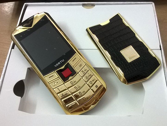 Một chiếc điện thoại Vertu nhái có giá chỉ 1,2 triệu đồng.
