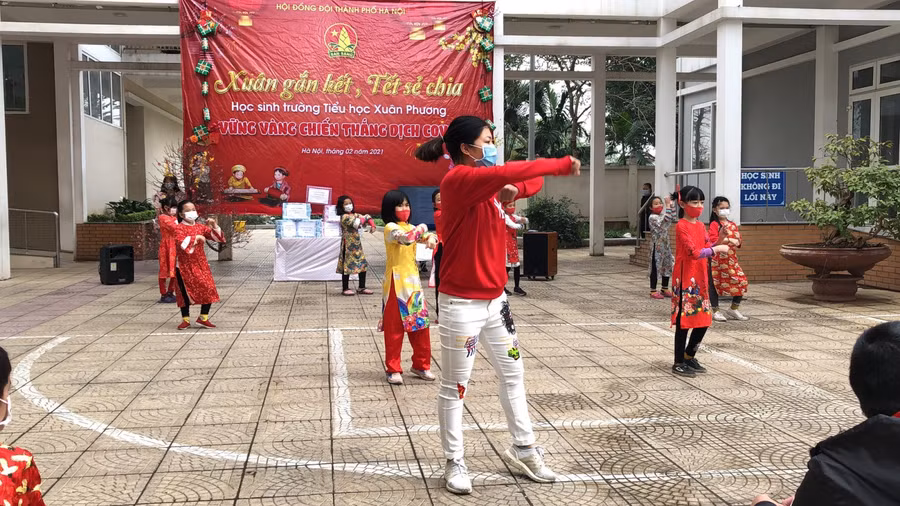 Cô trò Trường tiểu học Xuân Phương trong chương trình đón Tết tại khu cách ly