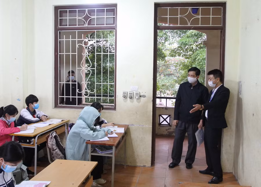 Phó Giám đốc Sở GD&amp;ĐT Hà Nội Phạm Xuân Tiến kiểm tra, nắm bắt tình hình tổ chức dạy học trực tiếp tại các trường