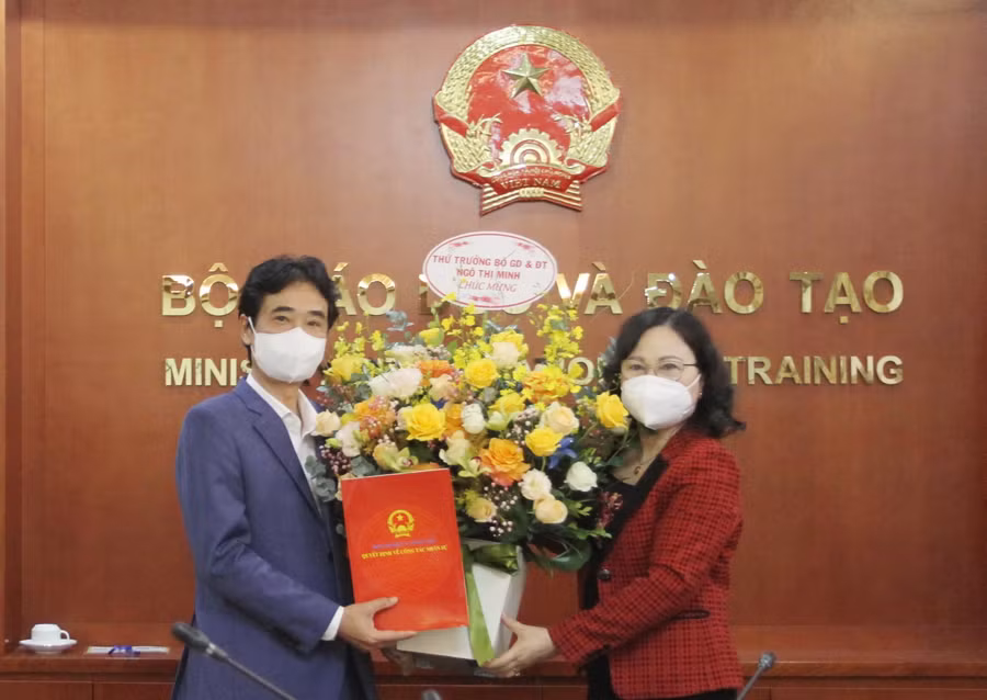 Thứ trưởng Ngô Thị Minh trao quyết định bổ nhiệm cho ông Phạm Hùng Anh