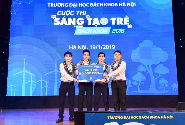 Ban tổ chức trao giải Nhất cho nhóm sinh viên Viện Cơ khí