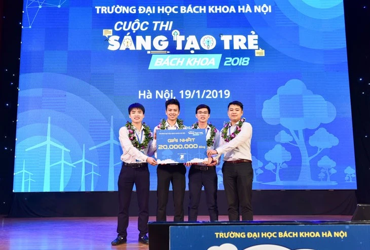 Ban tổ chức trao giải Nhất cho nhóm sinh viên Viện Cơ khí