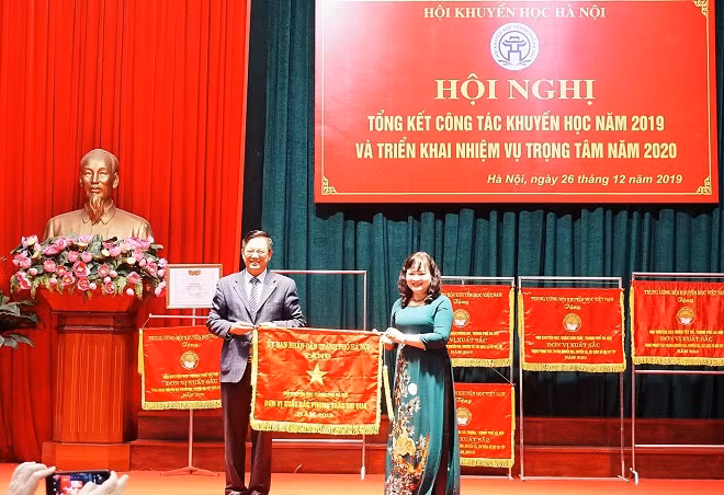Hội Khuyến học Hà Nội nhận cờ thi đua của UBND TP