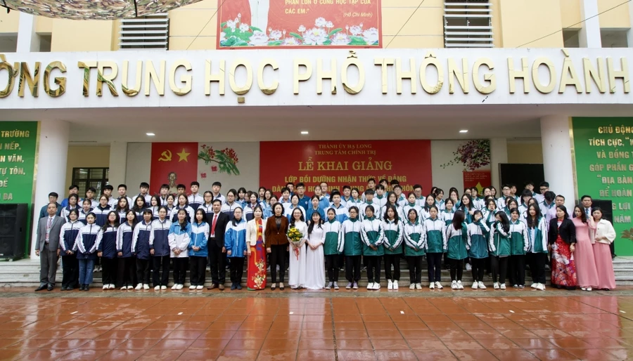 Lớp bồi dưỡng nhận thức về Đảng cho học sinh THTP năm 2023 gồm 95 học viên.