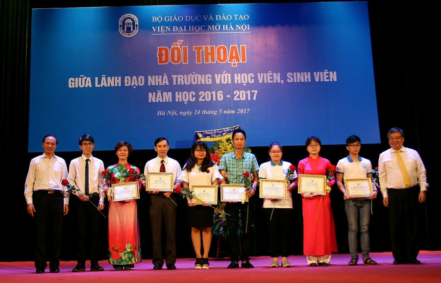 TS Dương Văn Bá và TS. Trương TIến Tùng trao Giấy chứng nhận và phần thưởng cho các cá nhân và tập thể đạt giải trong Cuộc thi Olympic Tiếng Anh – Tin học không chuyên dành cho sinh viên Hệ Chính quy năm 2017.