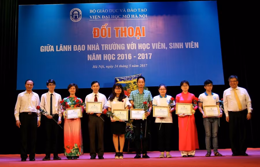 TS Dương Văn Bá và TS. Trương TIến Tùng trao Giấy chứng nhận và phần thưởng cho các cá nhân và tập thể đạt giải trong Cuộc thi Olympic Tiếng Anh – Tin học không chuyên dành cho sinh viên Hệ Chính quy năm 2017.