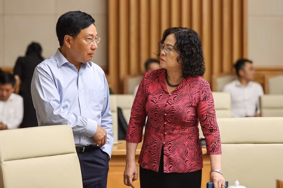 Phó Thủ tướng Thường trực Phạm Bình Minh trao đổi với Thứ trưởng Bộ GD&amp;ĐT Ngô Thị Minh tại hội nghị.