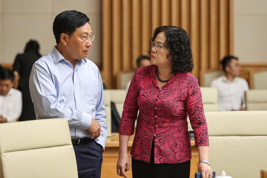 Phó Thủ tướng Thường trực Phạm Bình Minh trao đổi với Thứ trưởng Bộ GD&amp;ĐT Ngô Thị Minh tại hội nghị.