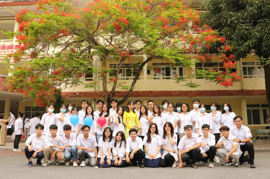 Cô Mai Châu Phương và học sinh Trường THPT chuyên Lam Sơn