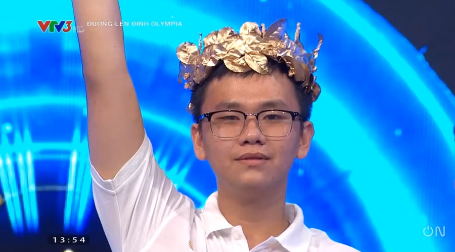 Đặng Quốc Khánh đã giành vòng nguyệt quế cuộc thi tháng