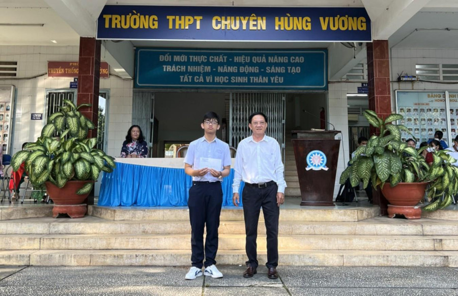 Thầy Nguyễn Văn Sơn chúc mừng thành tích của Vương Gia Kiệt Thầy Nguyễn Văn Sơn chúc mừng thành tích của Vương Gia Kiệt