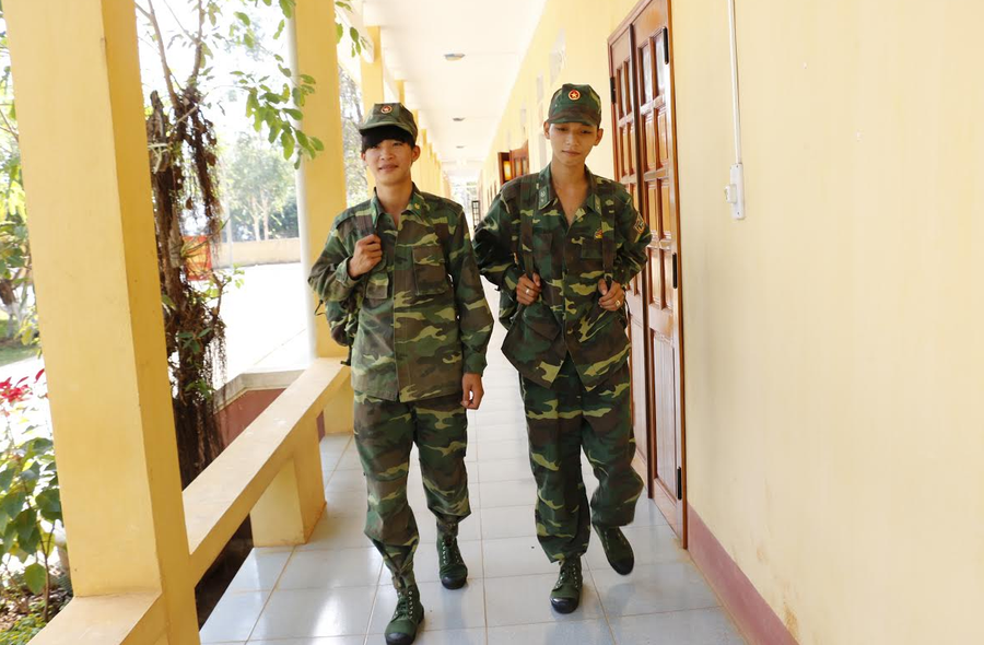 Chiến sỹ Thống (bên trái) và chiến sỹ Đăng đón cái Tết đầu tiên tại đơn vị.