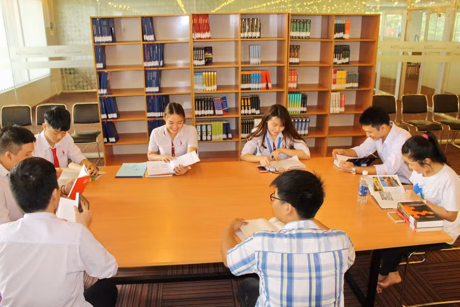 Sinh viên Trường Đại học Y Thái Bình trong thư viện