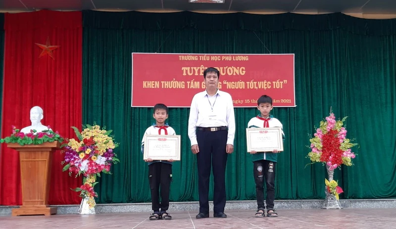 Thầy Mai Ngọc Út và các em học sinh được khen thưởng