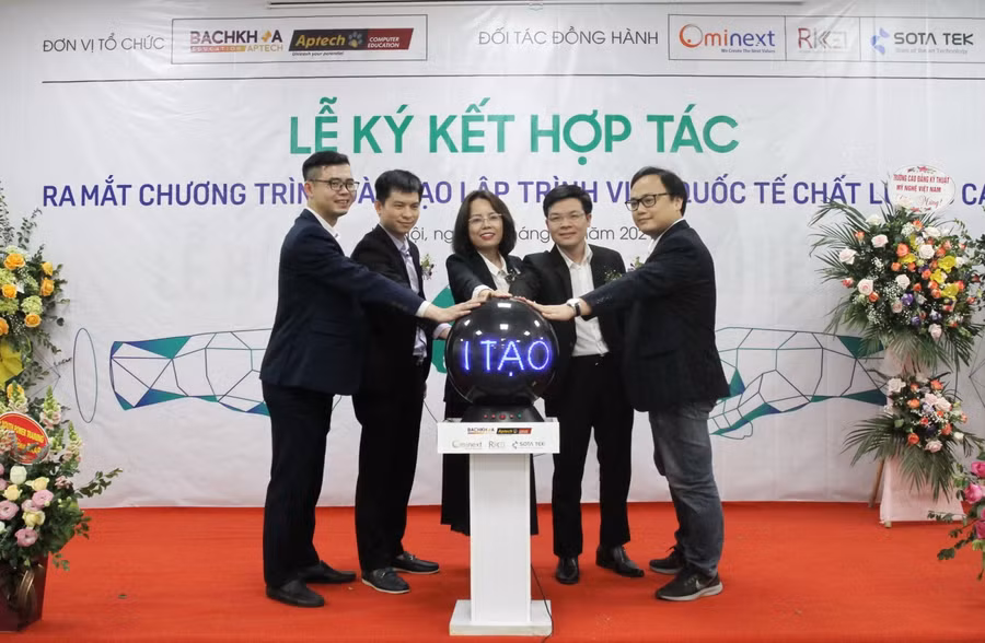 Các đại biểu thực hiện nghi thức hợp lực cam kết đồng hành