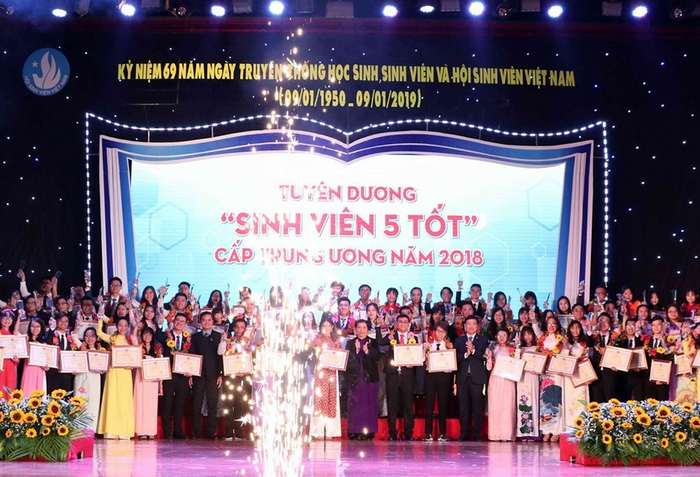 Tuyên dương sinh viên 5 tốt và trao giải thưởng Sao Tháng Giêng năm 2018