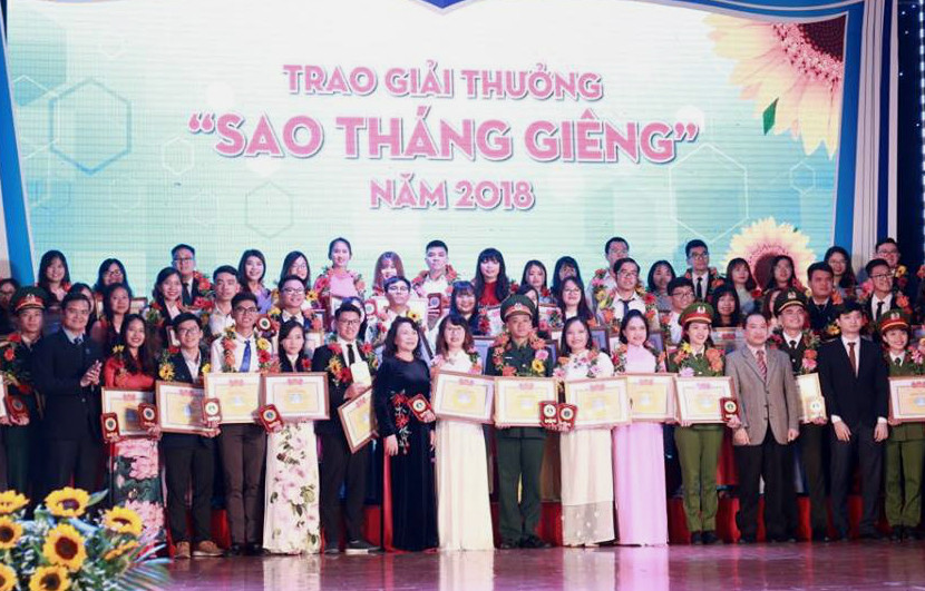 Thứ trưởng Nguyễn Thị Nghĩa cùng lãnh đạo Trung ương Hội Sinh viên Việt Nam trao giải thưởng "Sao Tháng Giêng" cho các sinh viên là cán bộ Hội Sinh viên, cán bộ Đoàn Thanh niên xuất sắc