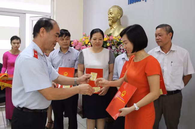 Cấp thẻ cho 98 cộng tác viên thanh tra giáo dục