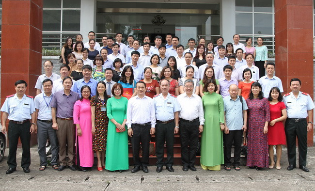 Các đại biểu chụp ảnh lưu niệm Các đại biểu chụp ảnh lưu niệm