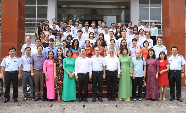 Các đại biểu chụp ảnh lưu niệm