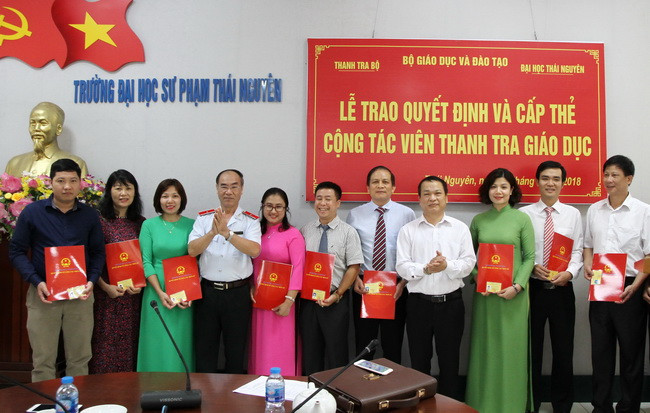 Các cộng tác viên thanh tra giáo dục được cấp thẻ Các cộng tác viên thanh tra giáo dục được cấp thẻ