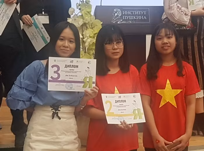 Từ trái sang: Đinh Thị Phương Anh, Nguyễn Quỳnh Anh,Cao Thị Linh Chi 