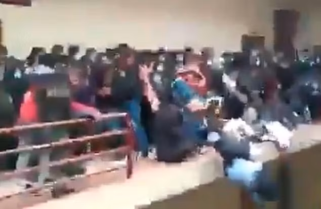 Các sinh viên bị rơi xuống sau khi phần lan can tầng 4 bị gãy tại một trường đại học ở Bolivia vào ngày 2/3. Ít nhất 7 học sinh được xác nhận tử vong và 4 người khác bị thương.