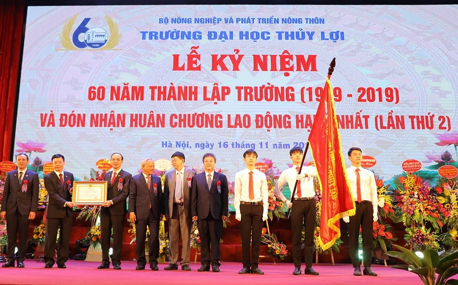 Trường Đại học Thủy lợi đón nhận Huân chương Lao động hạng Nhất lần thứ hai