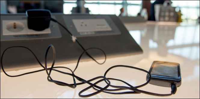 Cách bảo vệ thông tin cá nhân khi sử dụng cổng sạc USB công cộng - ảnh 2