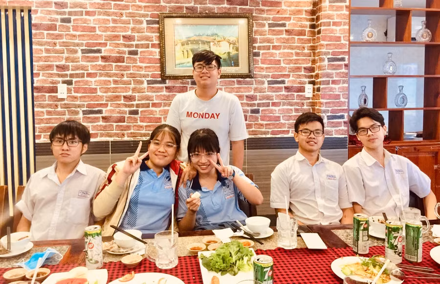 Tuấn Kiệt chụp ảnh với các bạn trong lớp 12CT1 Trường THPT chuyên Lê Hồng Phong, TPHCM. Ảnh GĐCC.