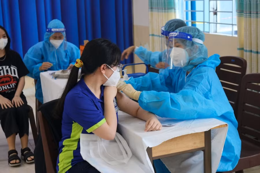 Học sinh khối 12 Trường THPT Nguyễn Du (Q.10, TPHCM) được tiêm vắc xin ngày 29/10.