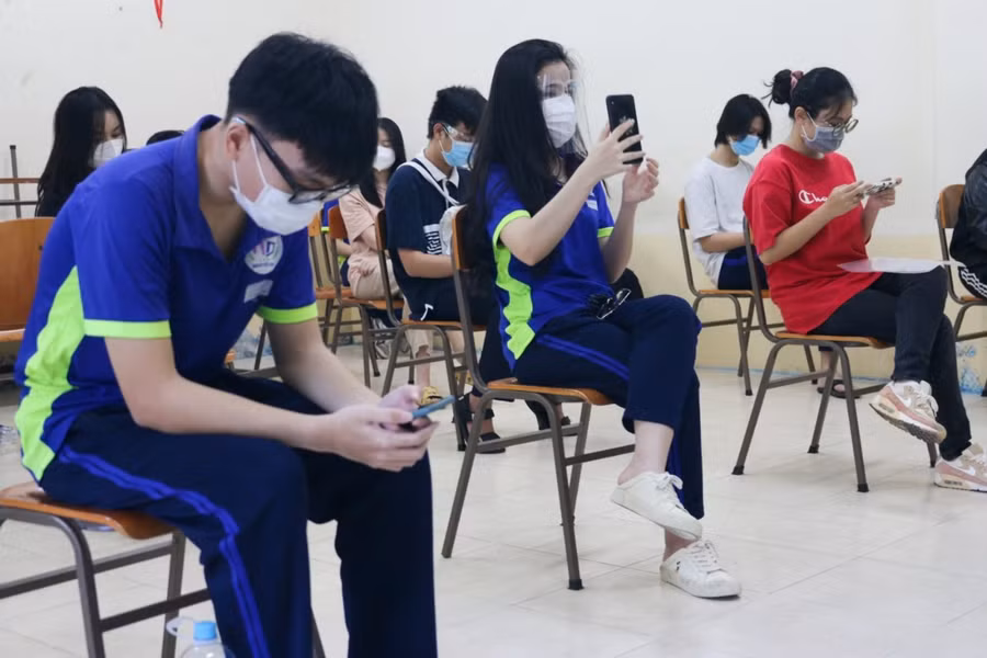 Học sinh khối 12 Trường THPT Nguyễn Du (Q.10, TPHCM) chờ tới lượt tiêm vắc-xin, ngày 29/10.