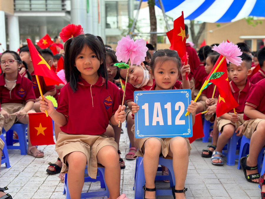 Học sinh Trường Tiểu học Tân Mai (quận Hoàng Mai, Hà Nội). Học sinh Trường Tiểu học Tân Mai (quận Hoàng Mai, Hà Nội).